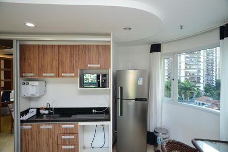 Cozinha de apartamento para alugar com 1 quarto, 58m² em Barra da Tijuca, Rio de Janeiro