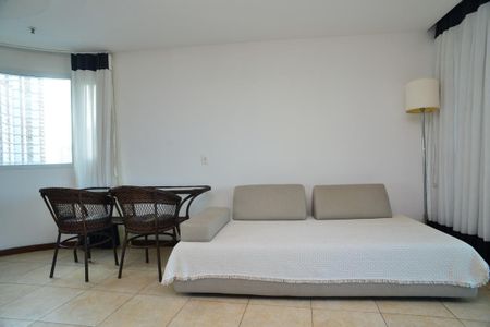 Sala de apartamento para alugar com 1 quarto, 58m² em Barra da Tijuca, Rio de Janeiro