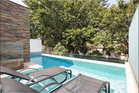 Casa de condomínio à venda com 593m², 4 quartos e 4 vagas Casa de condomínio à venda com 593m², 4 quartos e 4 vagasPiscina