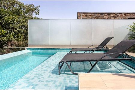 Casa de condomínio à venda com 593m², 4 quartos e 4 vagas Casa de condomínio à venda com 593m², 4 quartos e 4 vagasPiscina
