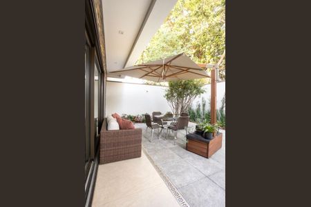 Casa de condomínio à venda com 593m², 4 quartos e 4 vagas Casa de condomínio à venda com 593m², 4 quartos e 4 vagasÁrea Externa
