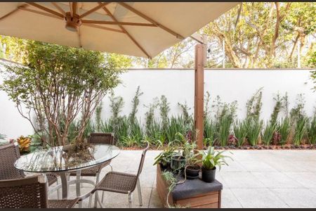 Casa de condomínio à venda com 593m², 4 quartos e 4 vagas Casa de condomínio à venda com 593m², 4 quartos e 4 vagasÁrea Externa