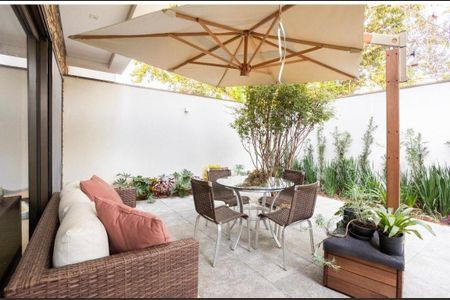 Casa de condomínio à venda com 593m², 4 quartos e 4 vagas Casa de condomínio à venda com 593m², 4 quartos e 4 vagasÁrea Externa