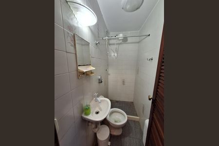 Casa de condomínio à venda com 417m², 4 quartos e 2 vagas Casa de condomínio à venda com 417m², 4 quartos e 2 vagasBanheiro de serviço