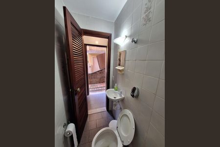Casa de condomínio à venda com 417m², 4 quartos e 2 vagas Casa de condomínio à venda com 417m², 4 quartos e 2 vagasBanheiro de serviço