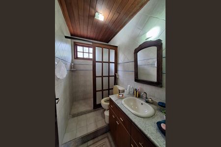 Casa de condomínio à venda com 417m², 4 quartos e 2 vagas Casa de condomínio à venda com 417m², 4 quartos e 2 vagasBanheiro da Suíte 4