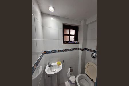 Casa de condomínio à venda com 417m², 4 quartos e 2 vagas Casa de condomínio à venda com 417m², 4 quartos e 2 vagasBanheiro Social