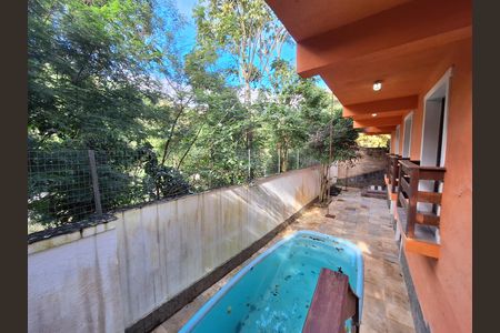 Casa de condomínio à venda com 417m², 4 quartos e 2 vagas Casa de condomínio à venda com 417m², 4 quartos e 2 vagasÁrea externa