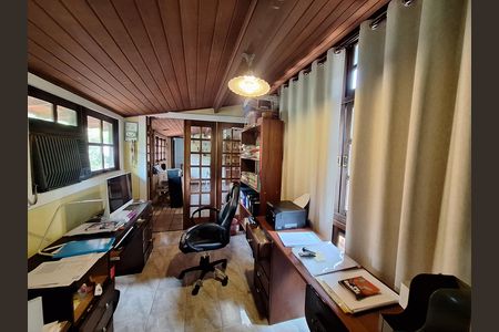 Casa de condomínio à venda com 417m², 4 quartos e 2 vagas Casa de condomínio à venda com 417m², 4 quartos e 2 vagasEscritório