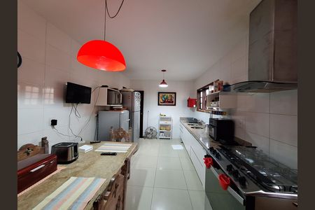 Casa de condomínio à venda com 417m², 4 quartos e 2 vagas Casa de condomínio à venda com 417m², 4 quartos e 2 vagasCozinha e Área de Serviço
