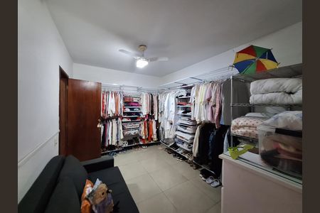 Casa de condomínio à venda com 417m², 4 quartos e 2 vagas Casa de condomínio à venda com 417m², 4 quartos e 2 vagas Suíte 1