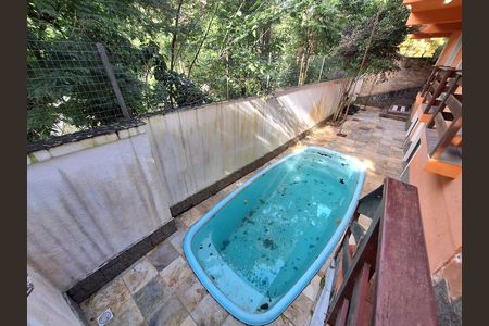Casa de condomínio à venda com 417m², 4 quartos e 2 vagas Casa de condomínio à venda com 417m², 4 quartos e 2 vagasÁrea externa