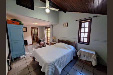 Casa de condomínio à venda com 417m², 4 quartos e 2 vagas Casa de condomínio à venda com 417m², 4 quartos e 2 vagas Suíte 4