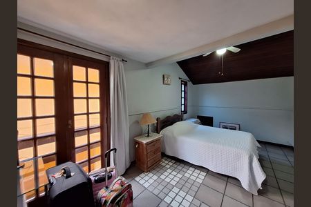Casa de condomínio à venda com 417m², 4 quartos e 2 vagas Casa de condomínio à venda com 417m², 4 quartos e 2 vagas Suíte 4
