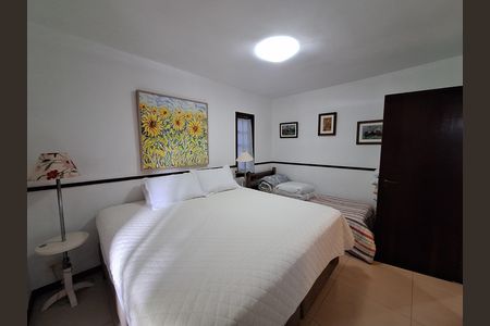 Casa de condomínio à venda com 417m², 4 quartos e 2 vagas Casa de condomínio à venda com 417m², 4 quartos e 2 vagas Suíte 3