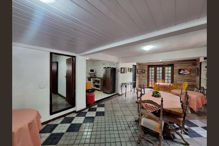 Casa de condomínio à venda com 417m², 4 quartos e 2 vagas Casa de condomínio à venda com 417m², 4 quartos e 2 vagasSala 3