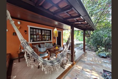 Casa de condomínio à venda com 417m², 4 quartos e 2 vagas Casa de condomínio à venda com 417m², 4 quartos e 2 vagasÁrea externa