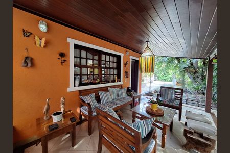 Casa de condomínio à venda com 417m², 4 quartos e 2 vagas Casa de condomínio à venda com 417m², 4 quartos e 2 vagasÁrea externa