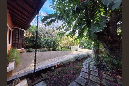 Casa de condomínio à venda com 417m², 4 quartos e 2 vagas Casa de condomínio à venda com 417m², 4 quartos e 2 vagasÁrea externa