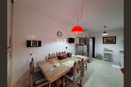 Casa de condomínio à venda com 417m², 4 quartos e 2 vagas Casa de condomínio à venda com 417m², 4 quartos e 2 vagasCozinha e Área de Serviço