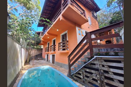 Casa de condomínio à venda com 417m², 4 quartos e 2 vagas Casa de condomínio à venda com 417m², 4 quartos e 2 vagasÁrea externa
