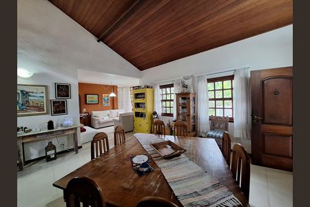 Casa de condomínio à venda com 417m², 4 quartos e 2 vagas Casa de condomínio à venda com 417m², 4 quartos e 2 vagasSala