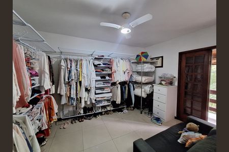 Casa de condomínio à venda com 417m², 4 quartos e 2 vagas Casa de condomínio à venda com 417m², 4 quartos e 2 vagas Suíte 1