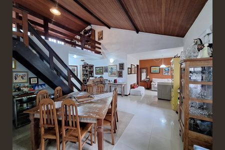 Casa de condomínio à venda com 417m², 4 quartos e 2 vagas Casa de condomínio à venda com 417m², 4 quartos e 2 vagasSala