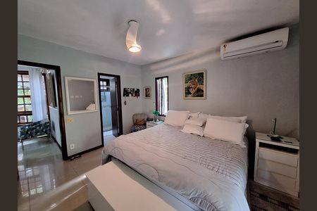 Casa de condomínio à venda com 417m², 4 quartos e 2 vagas Casa de condomínio à venda com 417m², 4 quartos e 2 vagas Suíte 2