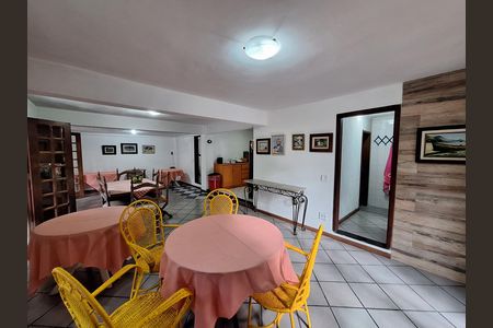 Casa de condomínio à venda com 417m², 4 quartos e 2 vagas Casa de condomínio à venda com 417m², 4 quartos e 2 vagasSala 3