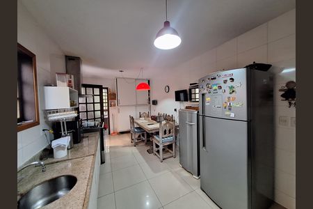 Casa de condomínio à venda com 417m², 4 quartos e 2 vagas Casa de condomínio à venda com 417m², 4 quartos e 2 vagasCozinha e Área de Serviço