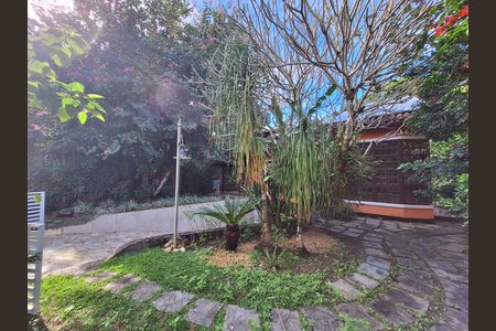 Casa de condomínio à venda com 417m², 4 quartos e 2 vagas Casa de condomínio à venda com 417m², 4 quartos e 2 vagasÁrea externa