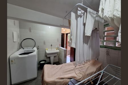Casa de condomínio à venda com 417m², 4 quartos e 2 vagas Casa de condomínio à venda com 417m², 4 quartos e 2 vagasCozinha e Área de Serviço