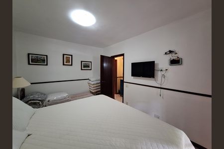 Casa de condomínio à venda com 417m², 4 quartos e 2 vagas Casa de condomínio à venda com 417m², 4 quartos e 2 vagasSuíte 3