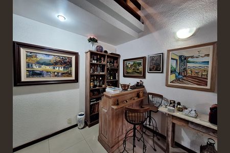Casa de condomínio à venda com 417m², 4 quartos e 2 vagas Casa de condomínio à venda com 417m², 4 quartos e 2 vagasSala