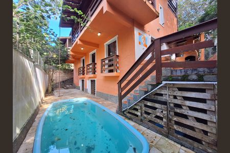 Casa de condomínio à venda com 417m², 4 quartos e 2 vagas Casa de condomínio à venda com 417m², 4 quartos e 2 vagasÁrea externa