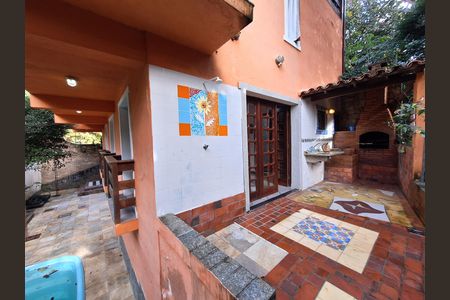 Casa de condomínio à venda com 417m², 4 quartos e 2 vagas Casa de condomínio à venda com 417m², 4 quartos e 2 vagasÁrea externa