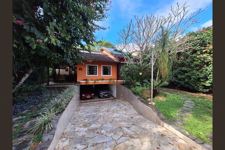 Casa de condomínio à venda com 417m², 4 quartos e 2 vagas Casa de condomínio à venda com 417m², 4 quartos e 2 vagasÁrea externa