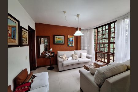 Casa de condomínio à venda com 417m², 4 quartos e 2 vagas Casa de condomínio à venda com 417m², 4 quartos e 2 vagasSala
