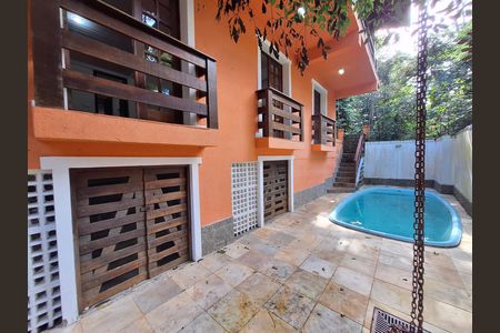 Casa de condomínio à venda com 417m², 4 quartos e 2 vagas Casa de condomínio à venda com 417m², 4 quartos e 2 vagasÁrea externa