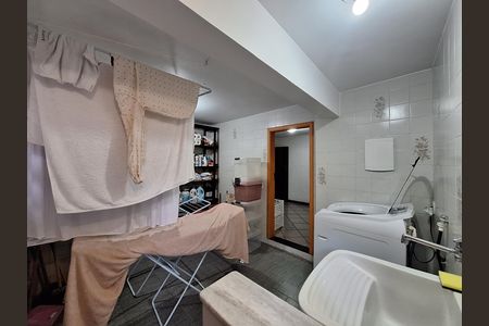 Casa de condomínio à venda com 417m², 4 quartos e 2 vagas Casa de condomínio à venda com 417m², 4 quartos e 2 vagasCozinha e Área de Serviço