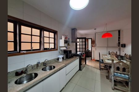 Casa de condomínio à venda com 417m², 4 quartos e 2 vagas Casa de condomínio à venda com 417m², 4 quartos e 2 vagasCozinha e Área de Serviço