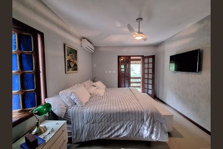 Casa de condomínio à venda com 417m², 4 quartos e 2 vagas Casa de condomínio à venda com 417m², 4 quartos e 2 vagas Suíte 2