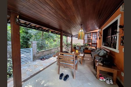 Casa de condomínio à venda com 417m², 4 quartos e 2 vagas Casa de condomínio à venda com 417m², 4 quartos e 2 vagasÁrea externa