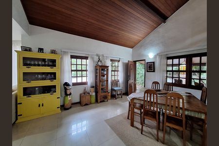 Casa de condomínio à venda com 417m², 4 quartos e 2 vagas Casa de condomínio à venda com 417m², 4 quartos e 2 vagasSala