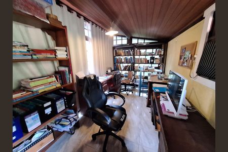 Casa de condomínio à venda com 417m², 4 quartos e 2 vagas Casa de condomínio à venda com 417m², 4 quartos e 2 vagasEscritório