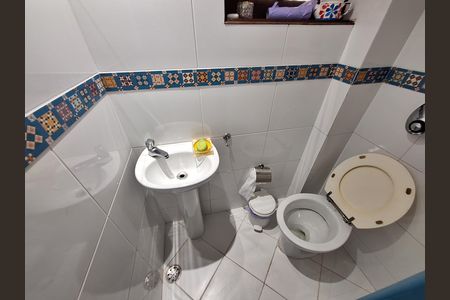 Casa de condomínio à venda com 417m², 4 quartos e 2 vagas Casa de condomínio à venda com 417m², 4 quartos e 2 vagasBanheiro Social