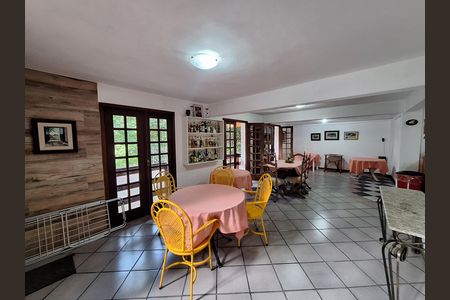 Casa de condomínio à venda com 417m², 4 quartos e 2 vagas Casa de condomínio à venda com 417m², 4 quartos e 2 vagasSala 3