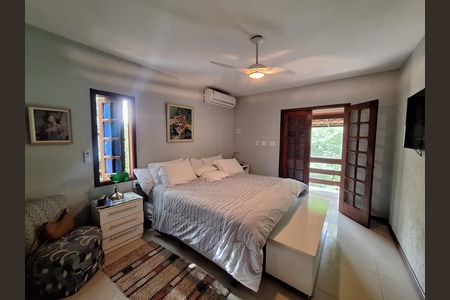 Casa de condomínio à venda com 417m², 4 quartos e 2 vagas Casa de condomínio à venda com 417m², 4 quartos e 2 vagas Suíte 2