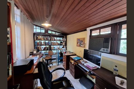 Casa de condomínio à venda com 417m², 4 quartos e 2 vagas Casa de condomínio à venda com 417m², 4 quartos e 2 vagasEscritório